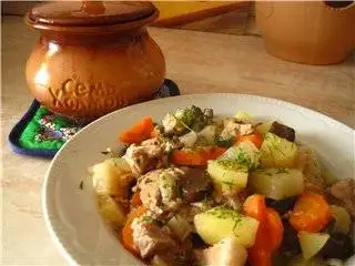 Мясо с овощами в горшочке