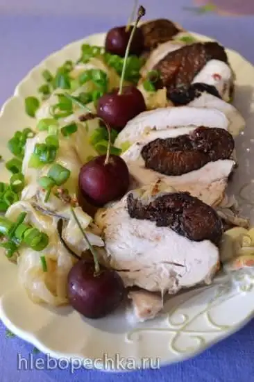 Куриная грудка с черносливом, под капустным листом, на пару