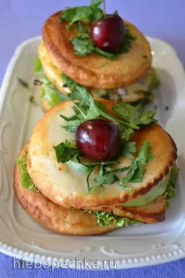 Бургеры с яйцом и сыром на оладьях