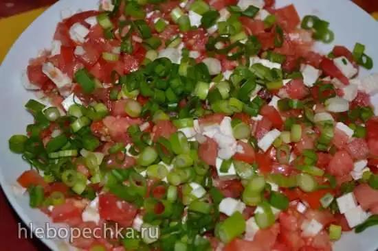 Салат из помидоров с брынзой и чесноком