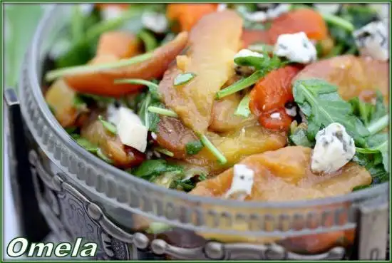 Салат с печеными персиками и перцем