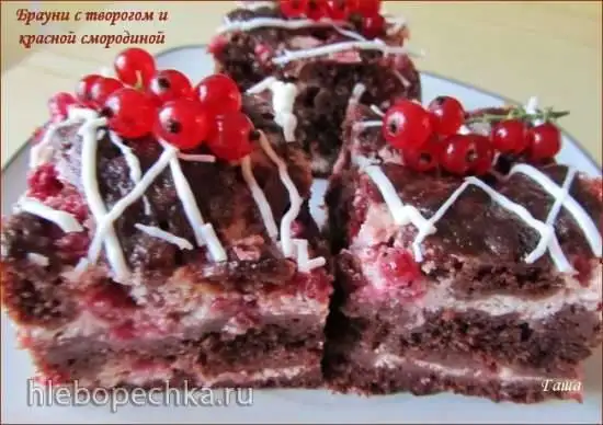 Брауни с творогом и красной смородиной