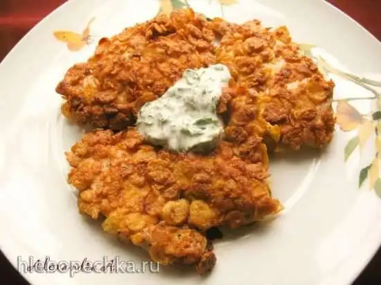 Куриное филе в панировке из кукурузных хлопьев с острым соусом