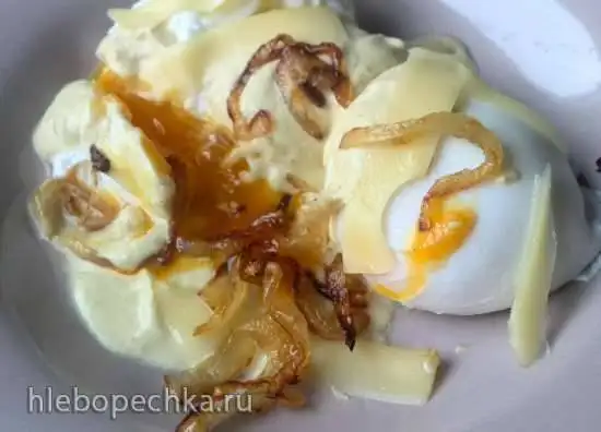 Яйца-пашот со сметаной, горчицей и карамелизированным луком