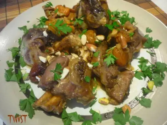 Пряная баранина с курагой и миндалем
(мультивварка-скороварка Brand 6051)