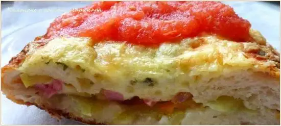 Кальцоне с соусом маринара