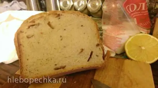 Белый хлеб с сушеными яблоками