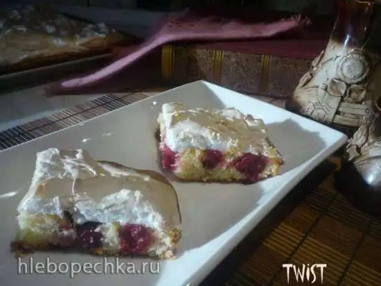 Быстрый пирог с вишней и швейцарской меренгой