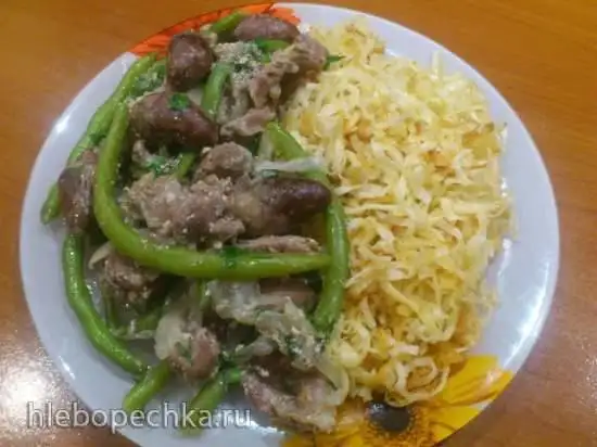 Подлива из куриных потрошков с зелёной фасолью в сметанном соусе в мультиварке Bork U700