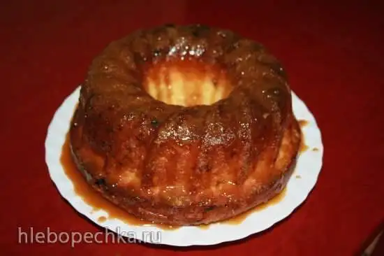 Кекс творожный с яблоками под карамельным соусом