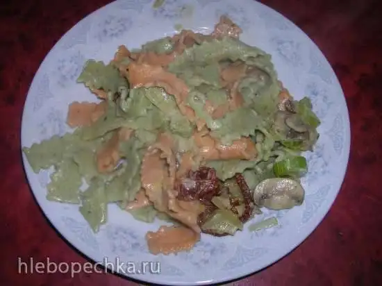 Паста (вариант с томатной пастой и шпинатом)