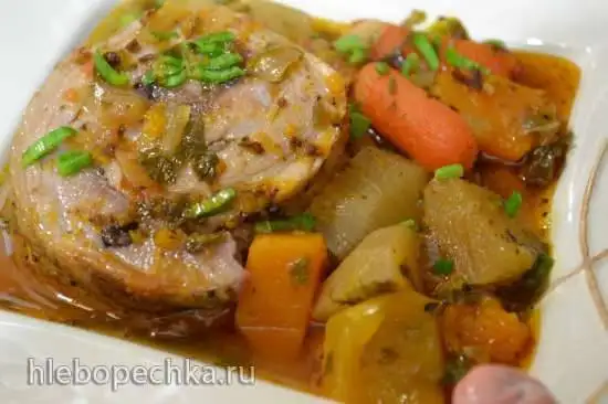 Рулет из подчеревка, тушеный с овощами