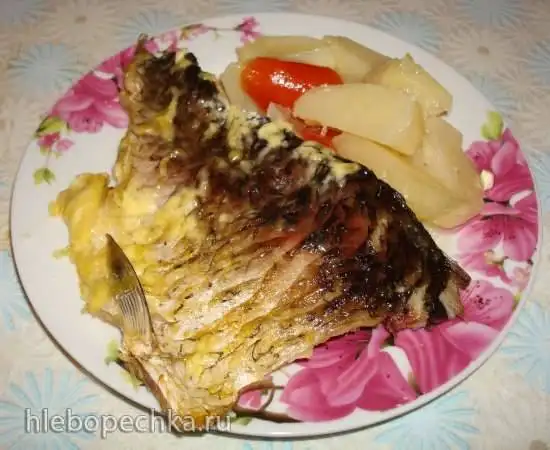 Сазан, запеченный с овощами