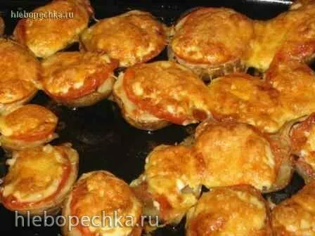 Картошка запеченная с луком, помидорами, майонезом и сыром