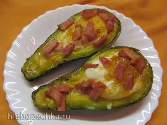 Авокадо с яйцом и беконом