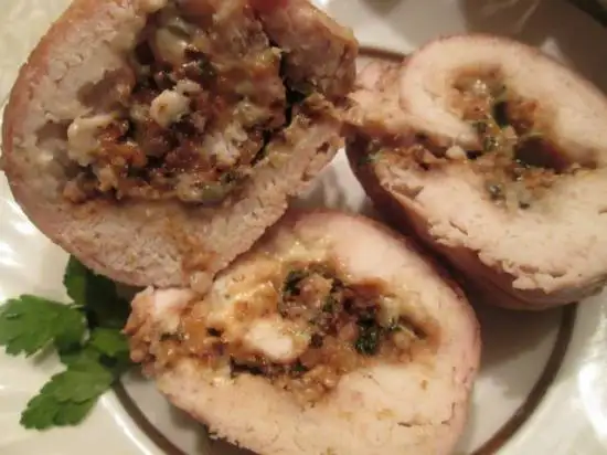 Куриные рулеты с орехами и сыром«Дорблю»
