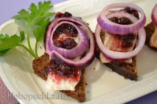 Закуска из сельди под острым клюквенным соусом