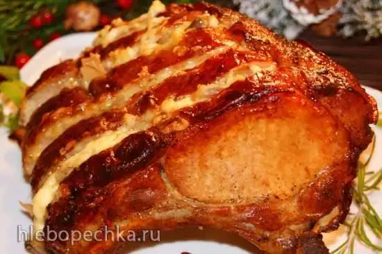 Каре из свинины с грибами и соусом морней