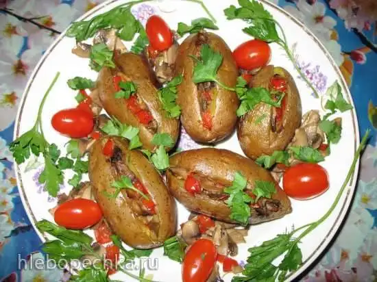 Печеный картофель, фаршированный грибами и перцем
