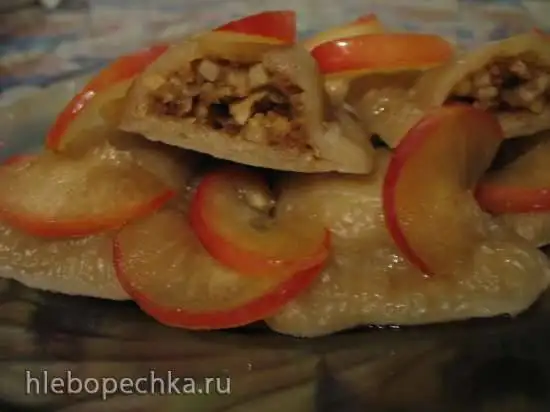 Яблочные равиоли с корицей и засахаренными ломтиками яблока