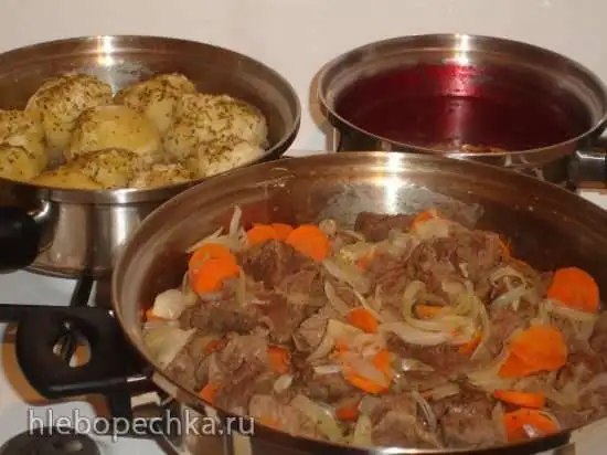 Мясное рагу с брусничным соусом