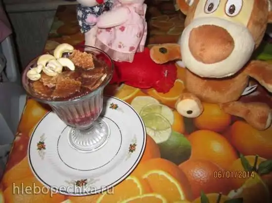 Крем брюле с ягодами и вафлей