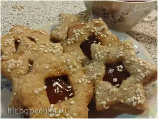 Печенье из цельнозерновой муки с пряными специями, джемом и кунжутом