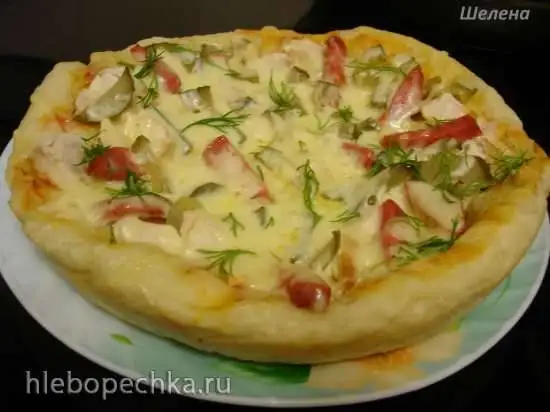 Пицца на толстой дрожжевой основе с курицей и солёным огурцом, приготовленная на режиме «Каша» (Polaris 0305)