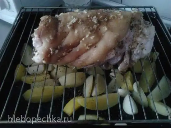 Запеченная свиная рулька с картофелем в духовке