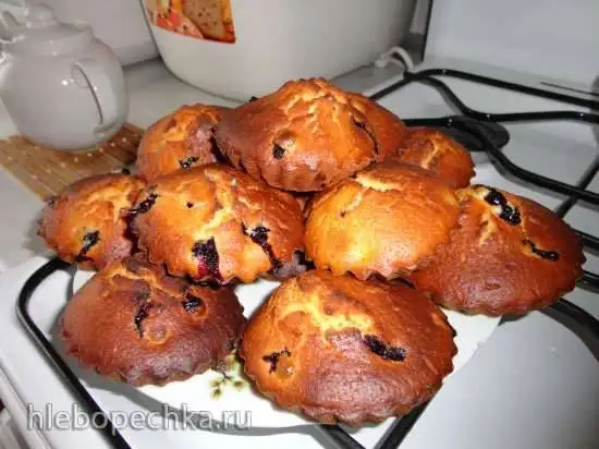 Маффины с черной смородиной (на кефире)