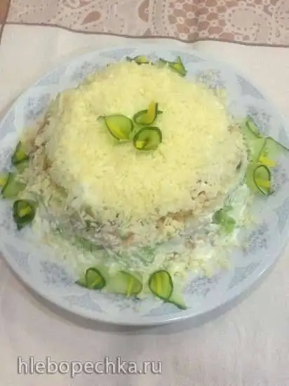 Салат с копченой скумбрией и айвой