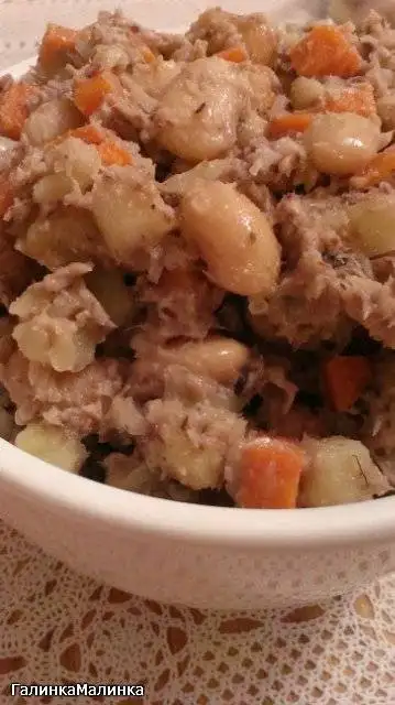 Постный салат из фасоли и консервы
