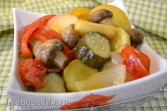 Салат из сезонных овощей, быстрого маринования