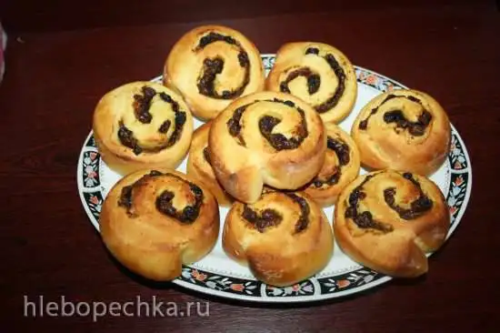 Булочки апельсиновые с шоколадными финиками (постные)