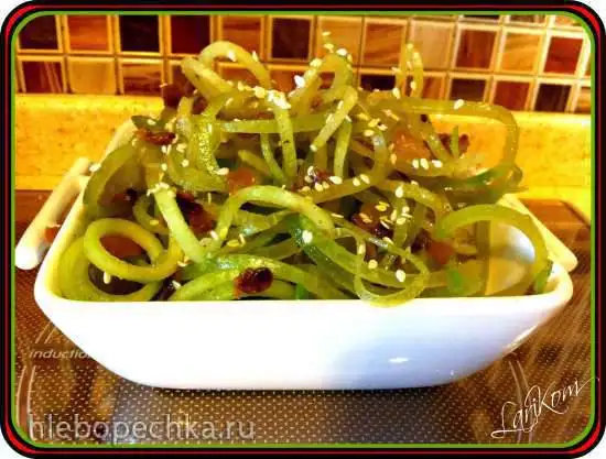 Салат из редьки со шкварками и жареным луком