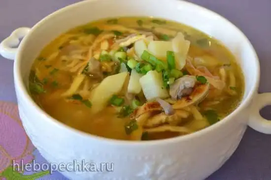 Суп куриный с вешенками и яичной лапшой