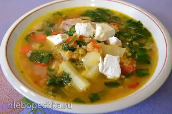 Суп чечевичный со шпинатом и козьим сыром