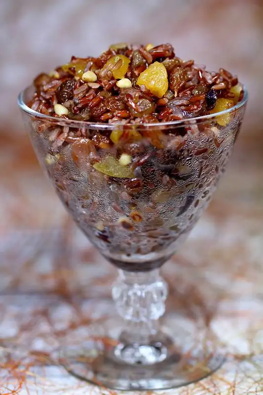 Салат из красного риса с курагой и изюмом