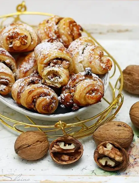 Рогалики с джемом и грецкими орехами