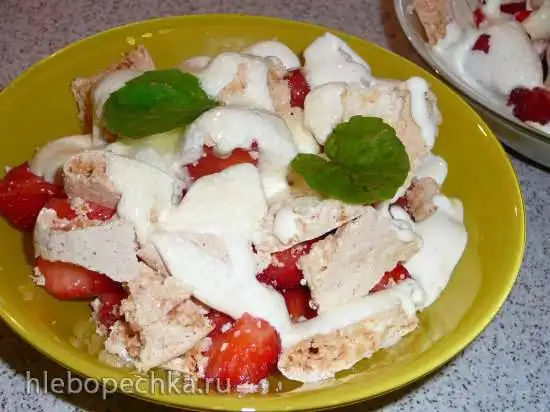 Клубничный десерт с кокосовым безе