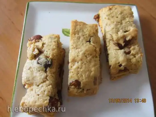 Паксимадья с изюмом и миндалем