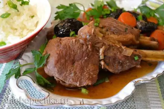 Телятина тушеная с черносливом (в чугунке)