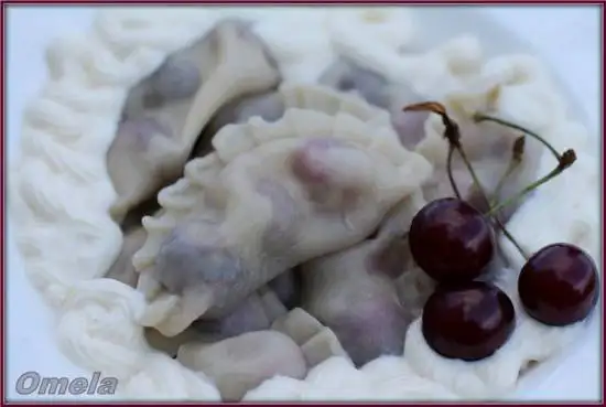 Вареники с вишней и творожным соусом из заварного теста (без яиц)