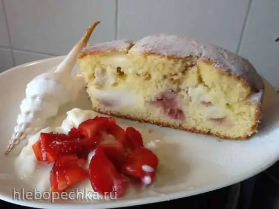 Пирог с клубникой (ягодами) и ванильным соусом внутри теста