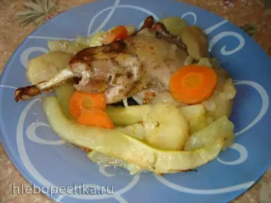 Кролик, запеченный с яблоками и кабачками