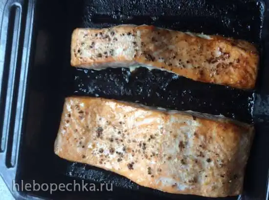 Филе лосося запеченное в вине