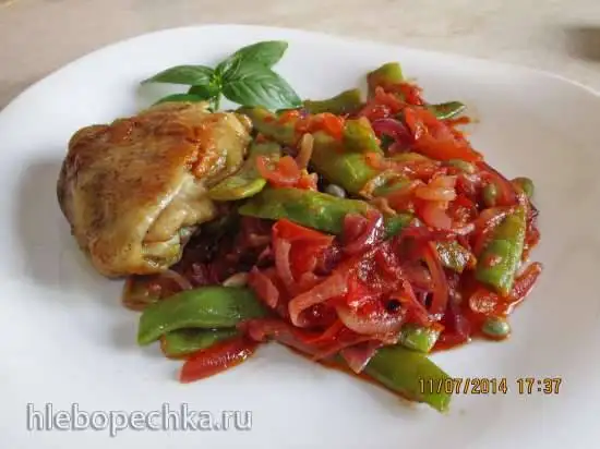 Стручковая фасоль, жареная с луком и помидорами