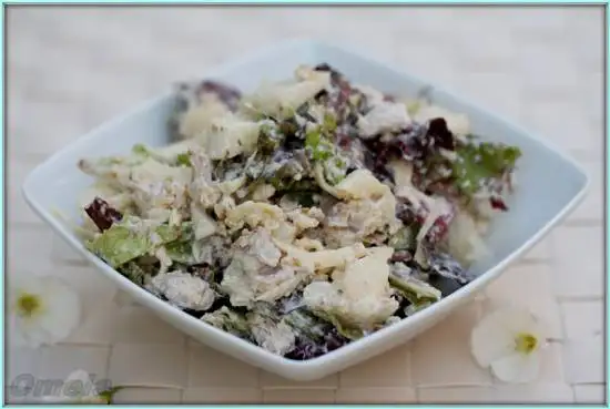 Салат с курицей и грушей