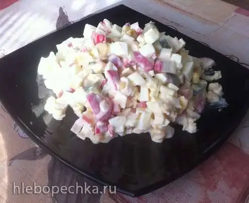 Салат с крабовыми палочками и редисом