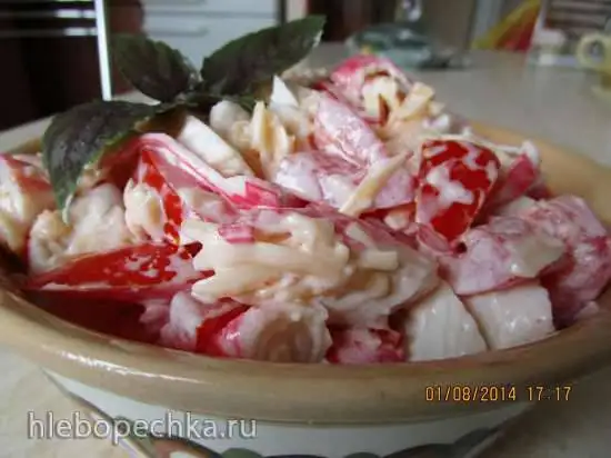Салат с крабовыми палочками, сыром и помидорами